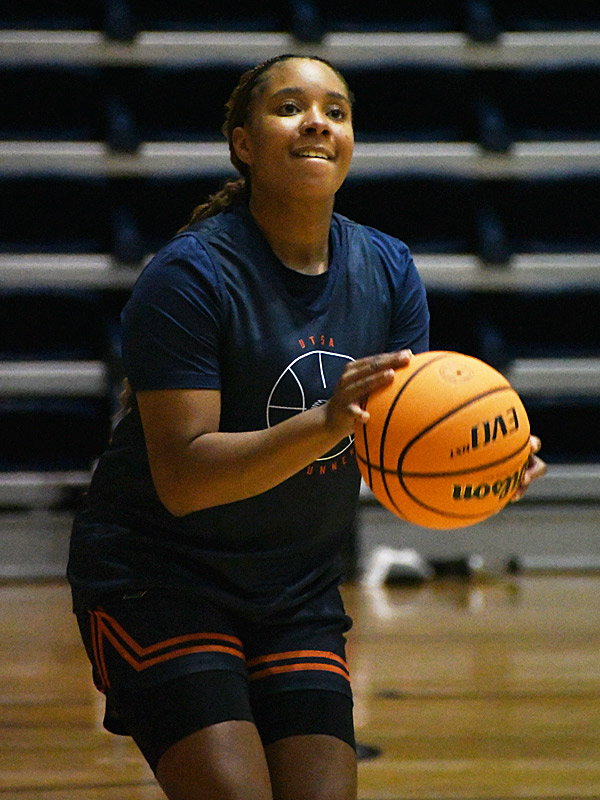 UTSA's Ereauna Hardaway is a senior point guard from Jonesboro, Ark., and North Texas. - Photo by Joe Alexander